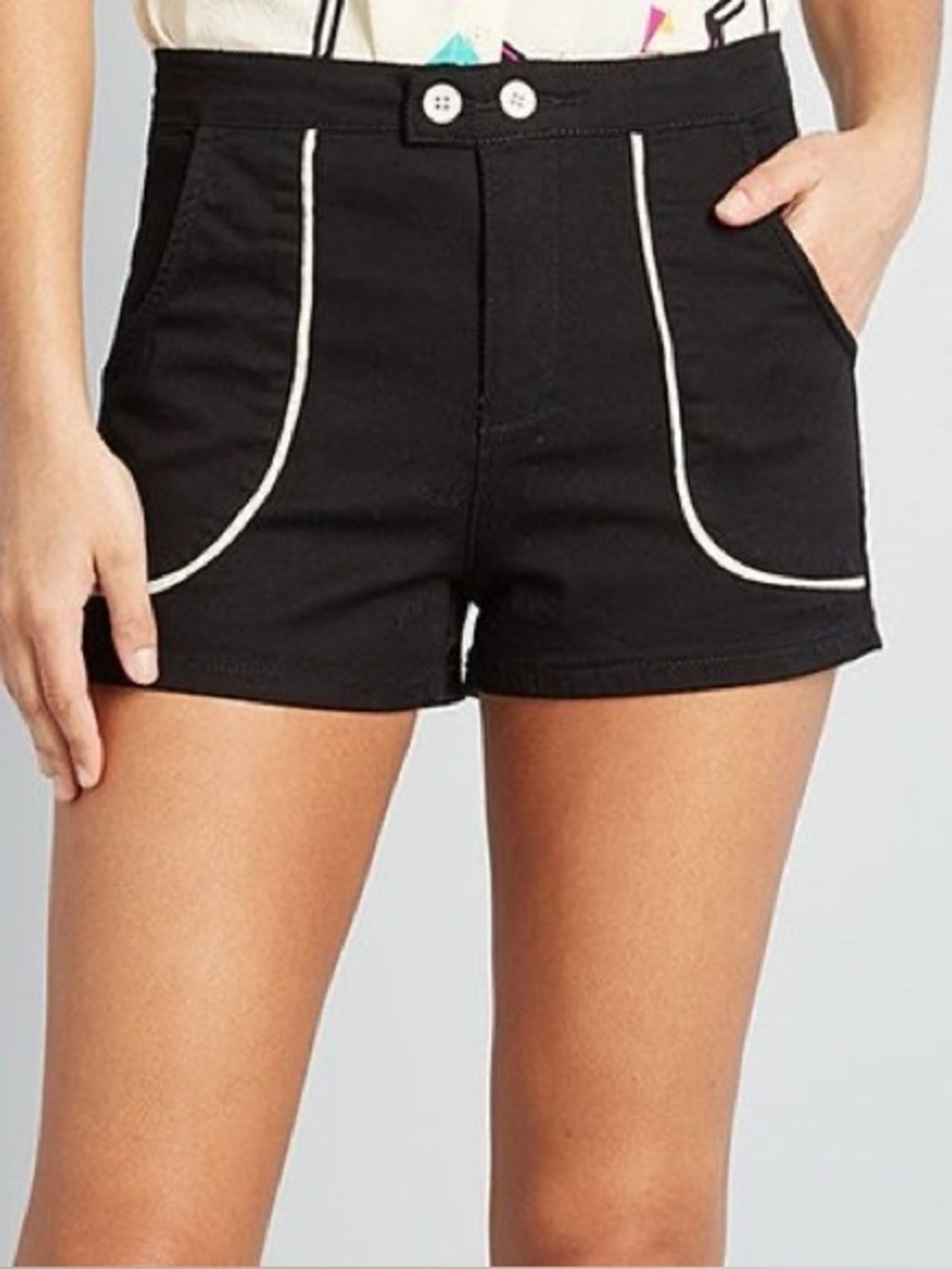 NWT ModCloth Black Outlined
Delight Shorts Size 10